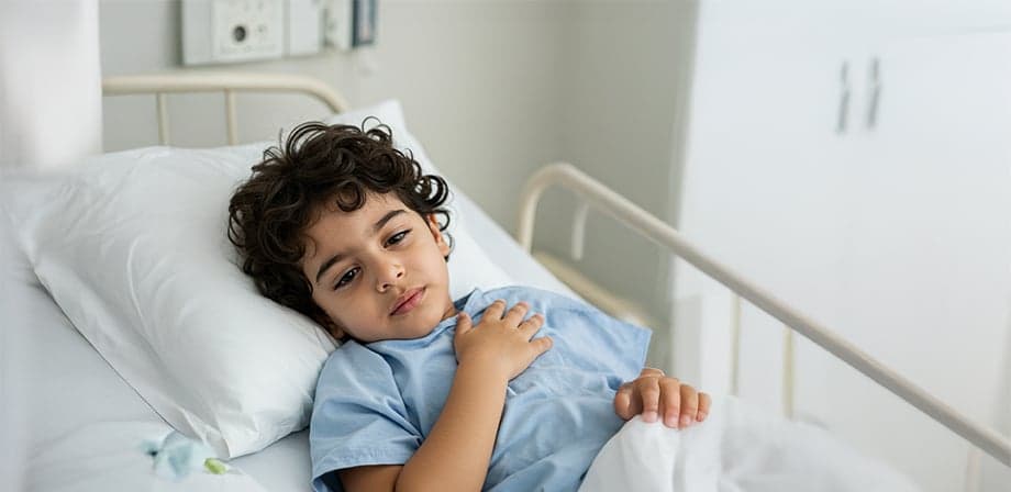 حالة عاجلة طفل يعاني من ورم في الكتف ويحتاج إلى عملية جراحية لاستئصال الورم