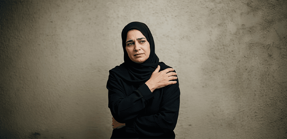 ربة منزل تعاني من التهاب الانسجة لمفصل الكتف تحتاج الى علاج اريد ترجمة انجليزى